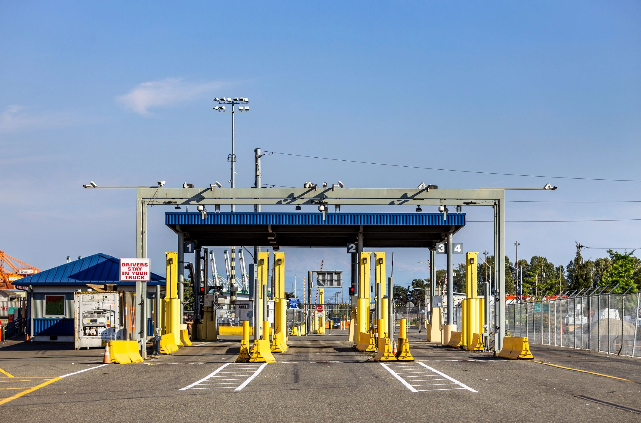 Port terminal gateway area for vehicles and cargo processing